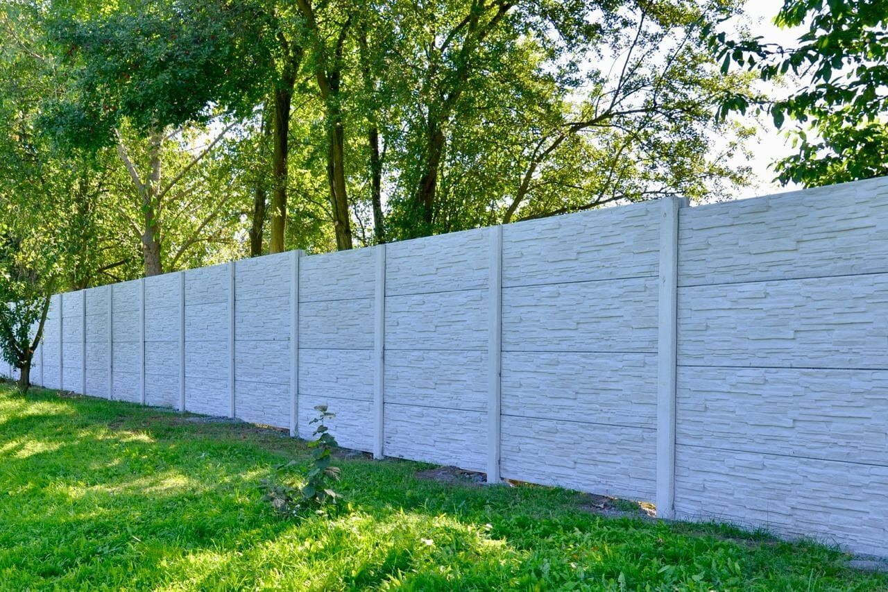 Betonový plot u zahrady v Bochoři — realizace Stavíme ploty