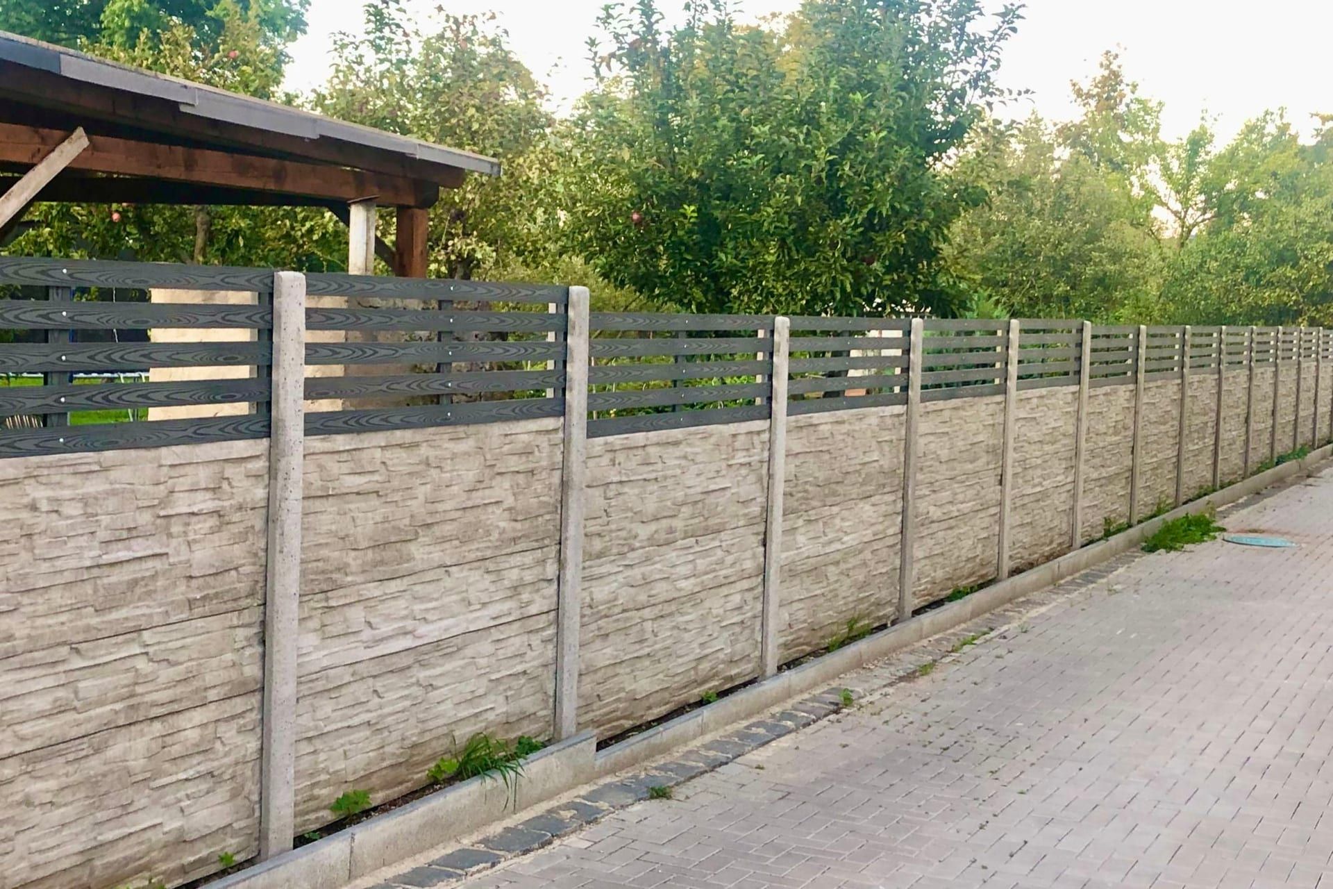 Kombinovaný betonový plot s dřevěnými lamelami — realizace Stavíme ploty