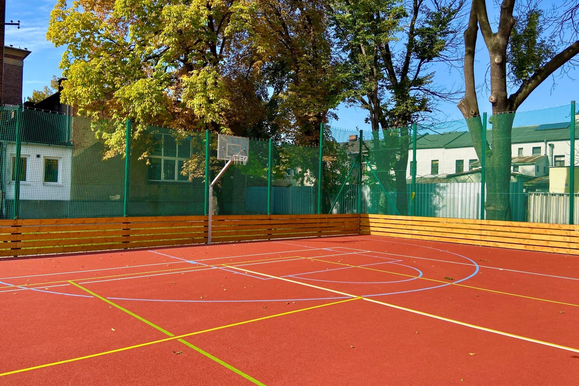 Oplocení basketbalového hřiště — realizace Stavíme ploty