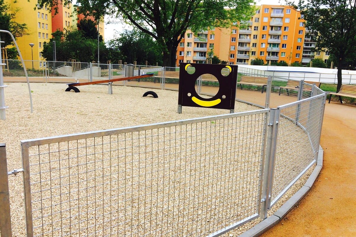 Oplocení dětského hřiště s brankou — panelový plot