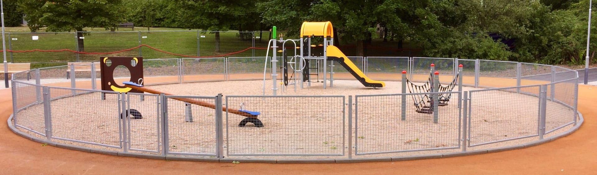 Oplocení dětského hřiště — panoramatický pohled