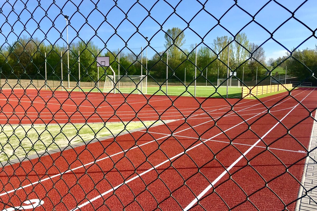 Oplocení atletického hřiště pletivem — realizace Stavíme ploty
