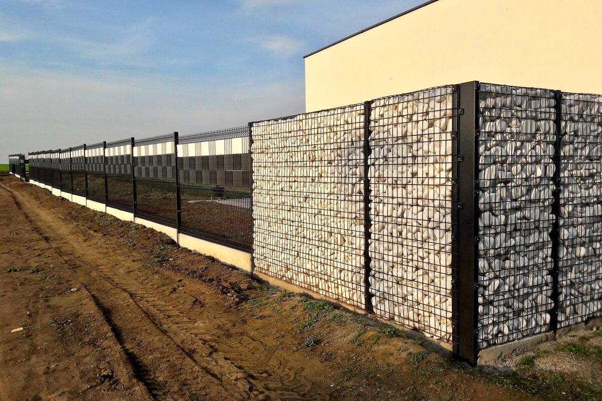 Gabionový a panelový plot u průmyslového areálu v Olomouci