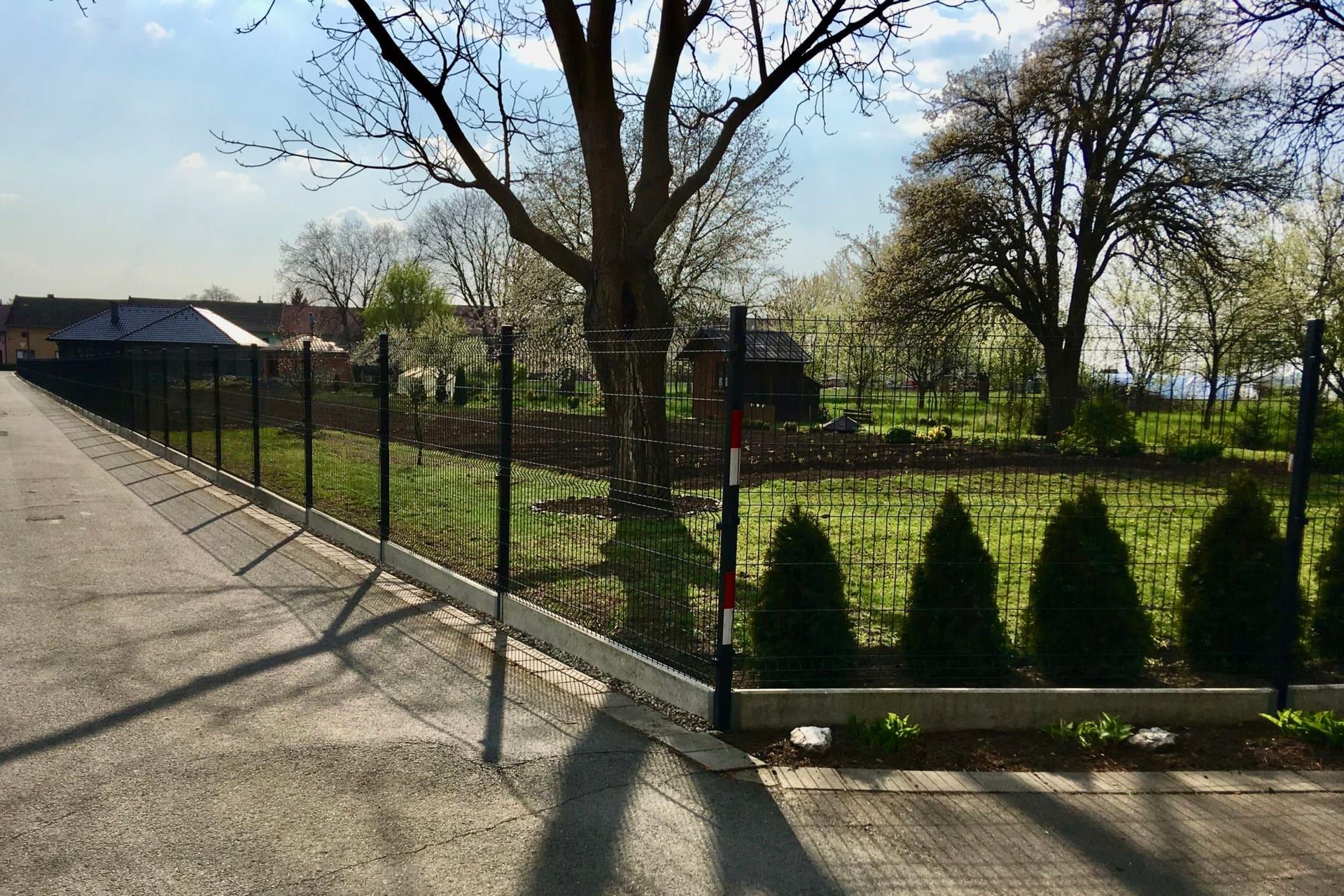 Antracitové panelové oplocení 2D s podhrabovou deskou u zahrady