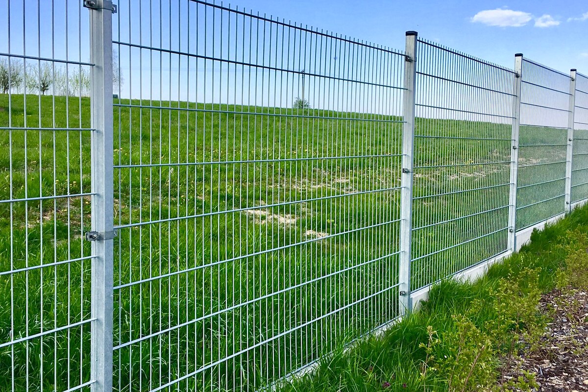Pozinkované panelové oplocení 2D na venkově — dlouhý záběr