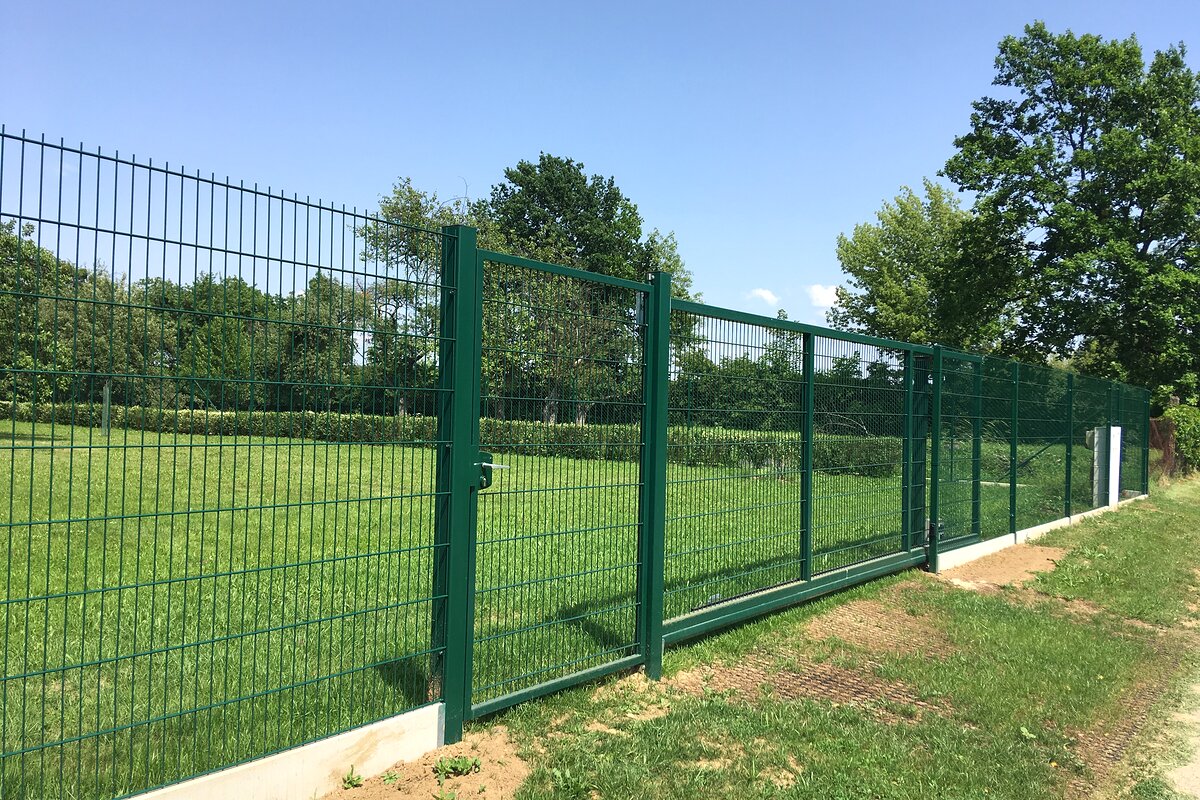 Zelené panelové oplocení 2D s bránou u hřiště