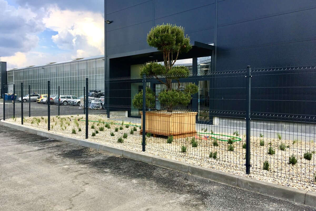 Antracitové panelové oplocení 3D u firemního areálu