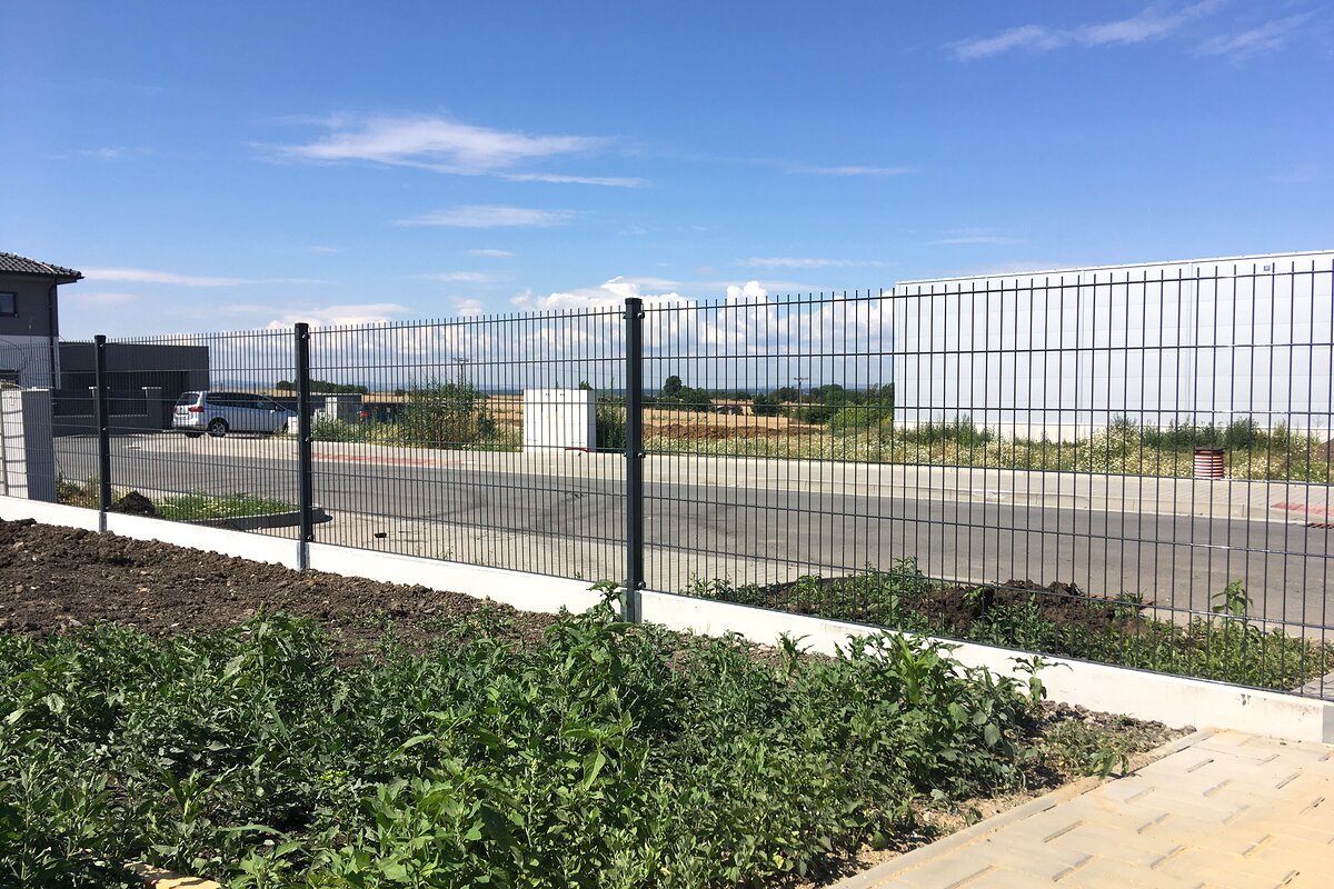 Antracitové panelové oplocení 3D u novostavby s podhrabovými deskami