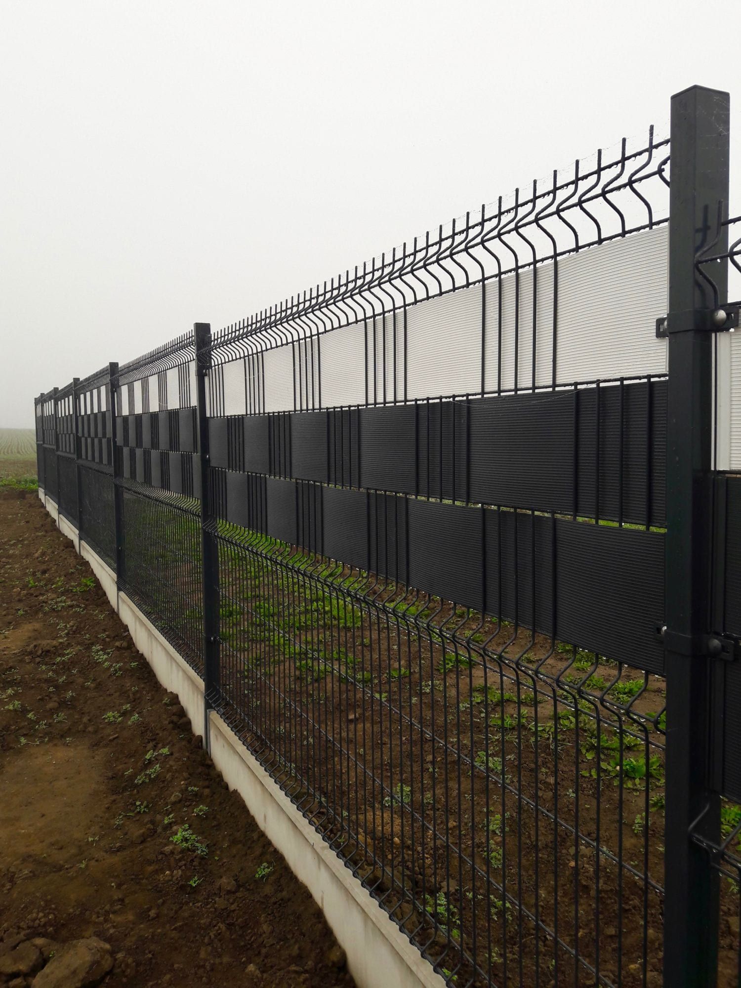 Antracitové panelové oplocení 3D s podhrabovými deskami u Olomouce