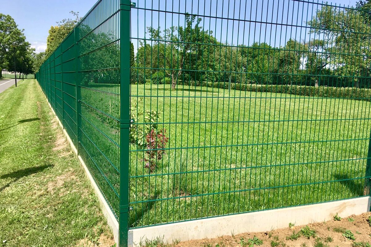 Detail zeleného panelového oplocení 3D v parku