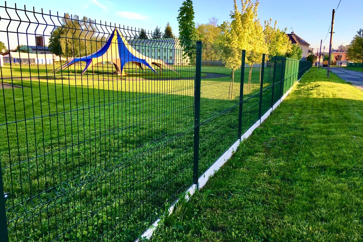 Zelené panelové oplocení 3D u dětského hřiště — realizace Stavíme ploty