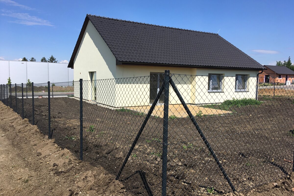 Antracitový pletivový plot u novostavby — celkový záběr