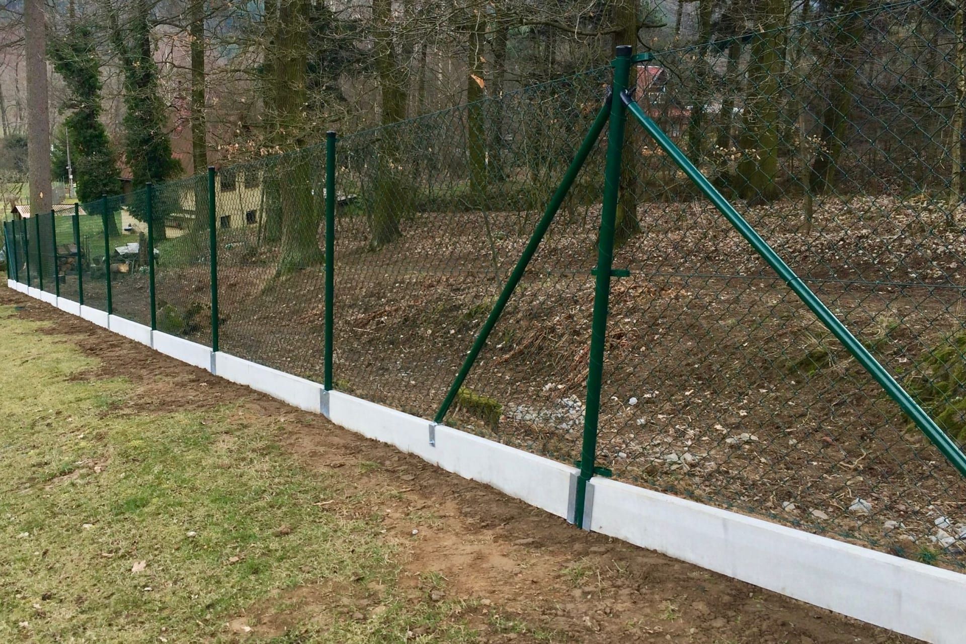 Pletivový plot s podhrabovou deskou ve Lhotce — realizace Stavíme ploty