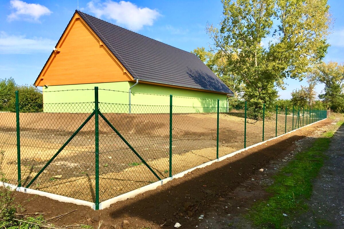 Pletivový plot s podhrabovou deskou u novostavby