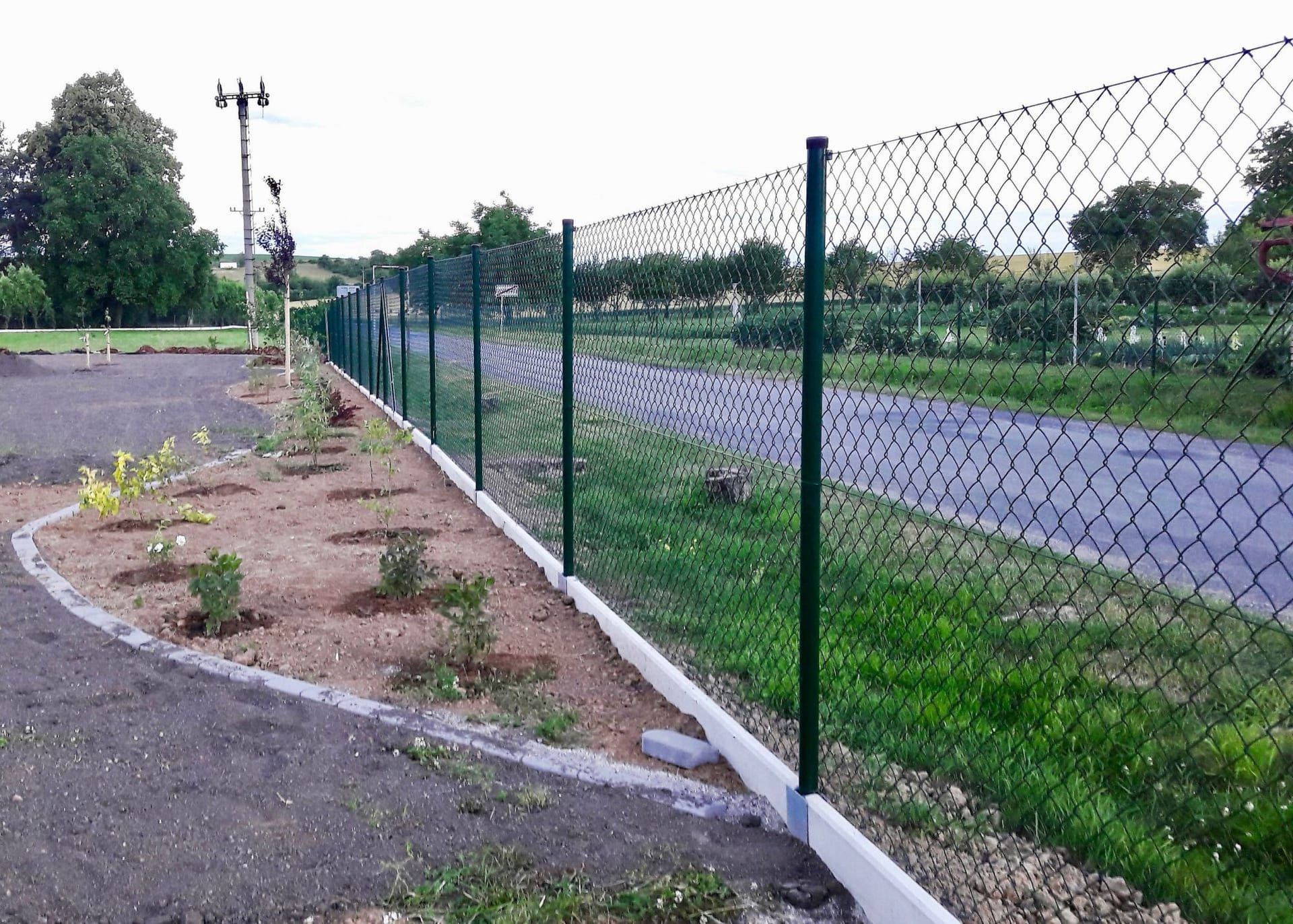 Pletivový plot s podhrabovou deskou u zahrady — Čelechovice