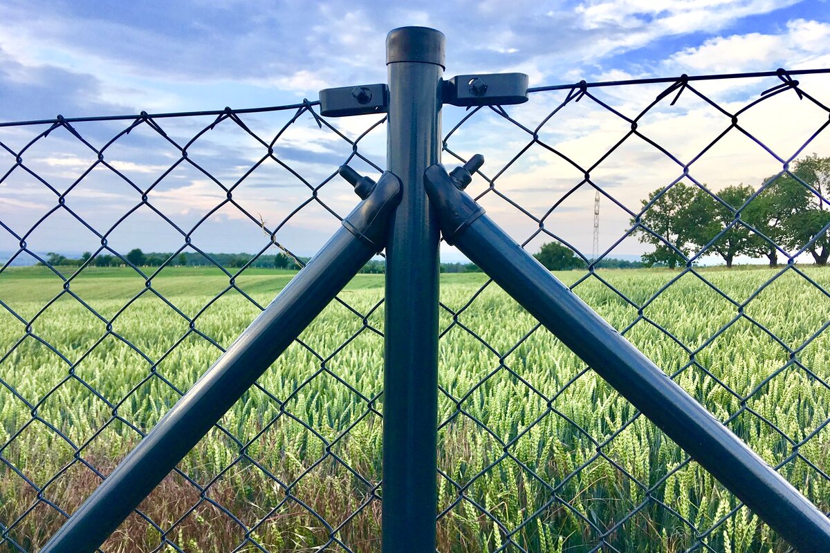 Detail vzpěry pletivového plotu — umělecký záběr